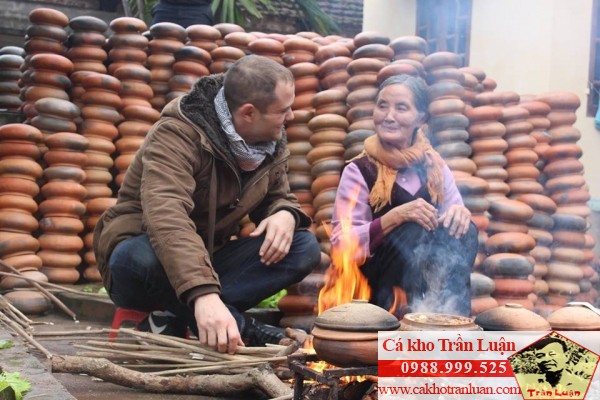 khách du lịch tây kho cá làng vũ đại