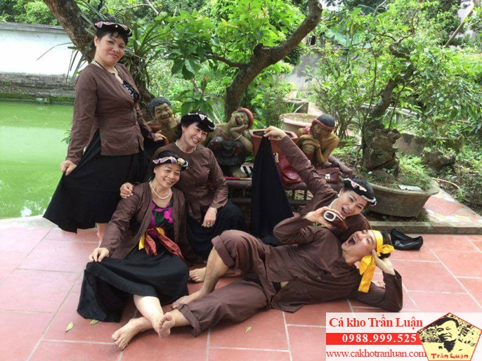 khách du lịch hứng thú với làng Vũ Đại