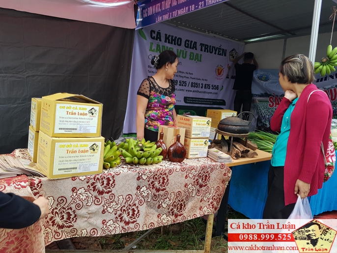 khách hàng lựa chọn cá kho làng vũ đại