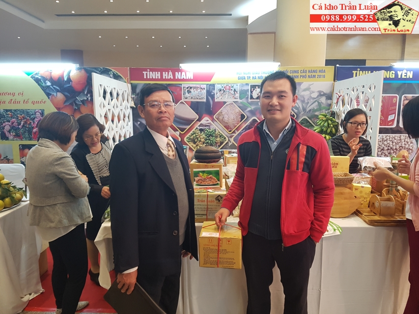 khách hàng mua cá kho làng vũ đại 