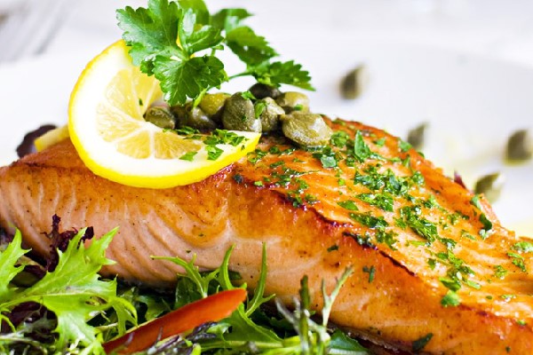 Cách làm món cá hồi áp chảo xốt chanh lạ miệng