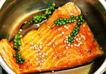 Hướng dẫn cách chế biến cá hồi kho tiêu cực đơn giản tại nhà