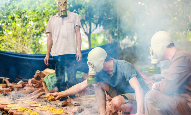 đeo mặt nạ phòng độc trong lúc kho cá, giúp mọi người hít thở thoải mái