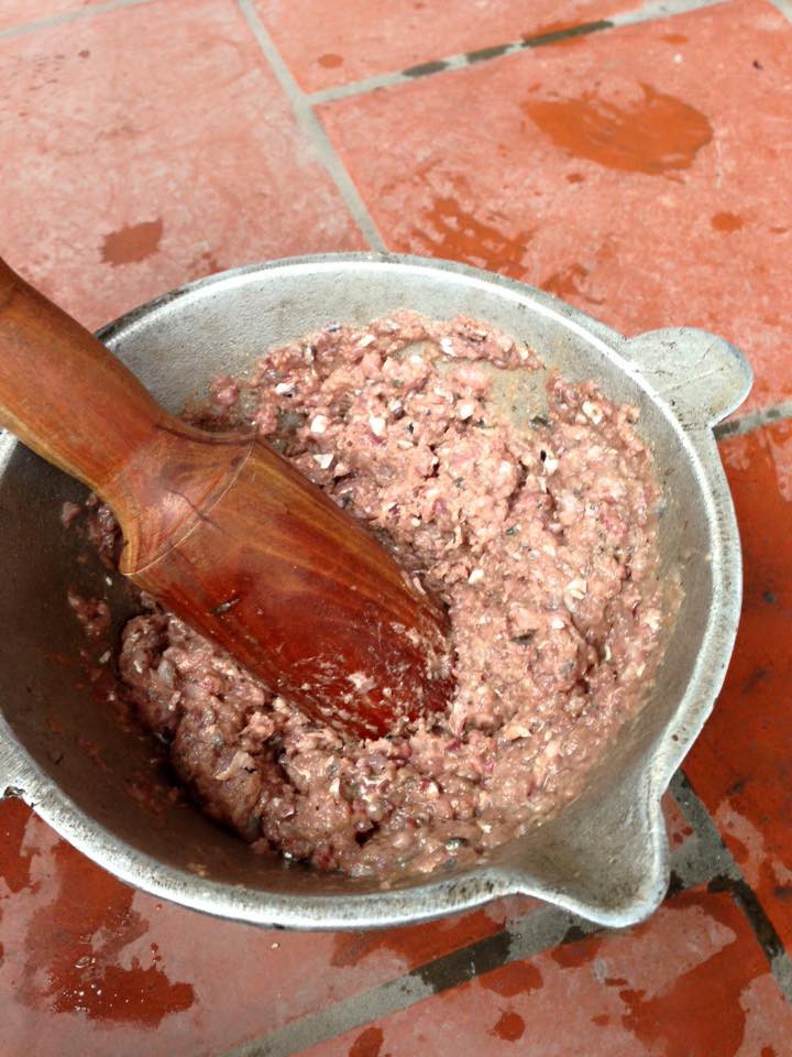 đem cá và thịt sau khi bẵm giã nhuyễn