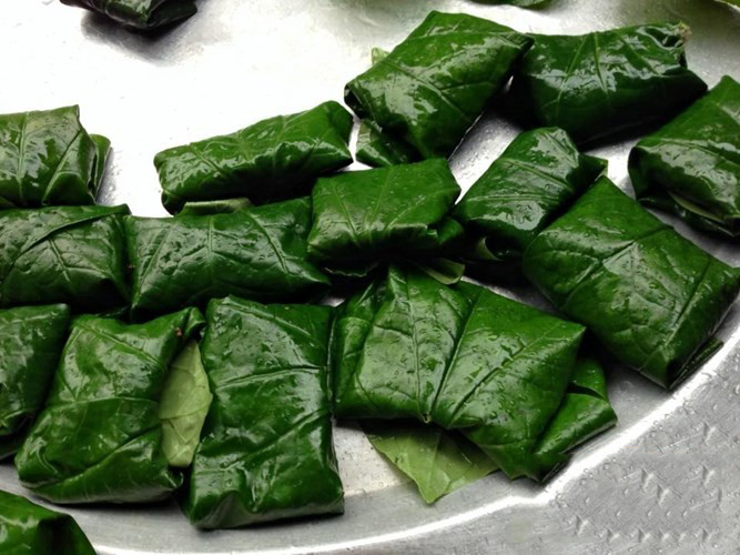 Chia chả cá thành từng viên rồi cuốn với lá lốt.