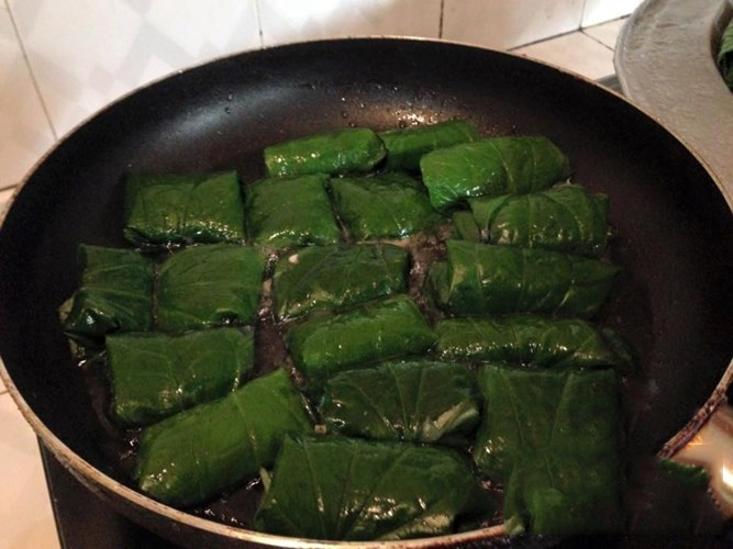 Bắc chảo lên bếp, đổ dầu ăn vào đun sôi rồi lần lượt xếp chả cá mòi vào rán