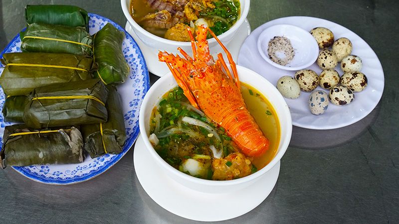 Bánh canh Huế với tôm hùm