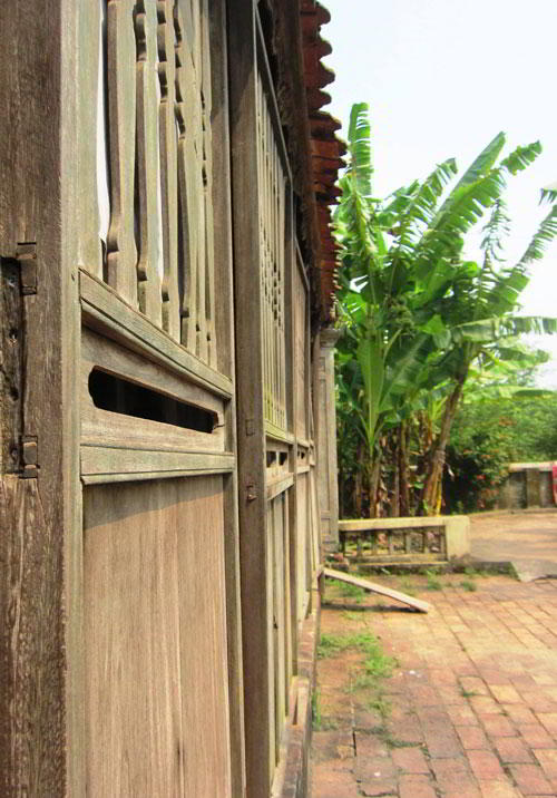 ngoi nha go cua ba kien