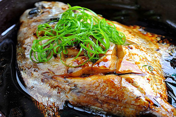 Cá chim hấp xì dầu ăn với bún