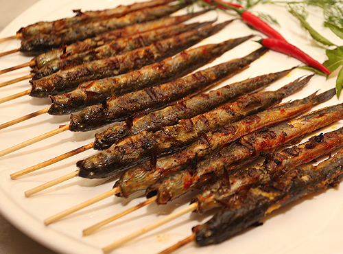 Cá kèo nướng cuốn lá cải