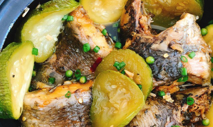 Hoàn thành món cá rô đồng kho bầu