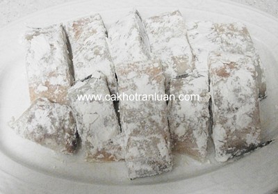 Rắc đều bột mì vào cá. Ở đây, chỉ cần dùng một chút xíu bột mì để khi rán cá