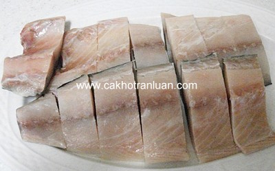 Đầu tiên, bạn lọc bỏ xương cá. Sau đó, rửa sạch cá với rượu trắng và gừng giã nhỏ cho hết tanh rồi lau khô và cắt thành khúc.
