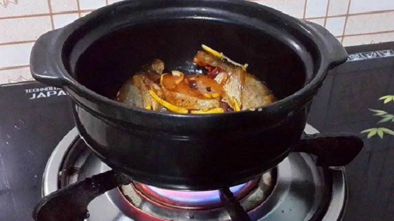 Làm món cá kho làng Vũ Đại bằng bếp Gas