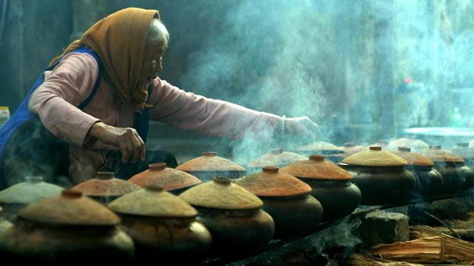 cụ già ngồi kho cá