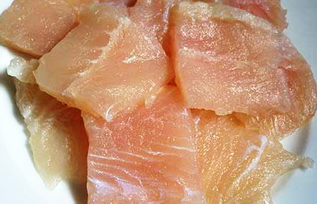 Sơ chế cá rồi dùng khăn thấm khô và cắt thành từng miếng vừa ăn