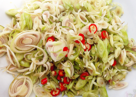 Mang sả và ớt nếu có nhặt sạch, chọn lấy phần tươi rồi thái lát mỏng