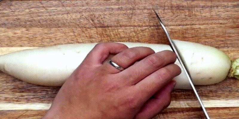 Cách làm sạch vảy cá bằng củ cải