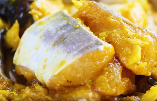 Tẩm ướp cá với riềng và các loại gia vị đã chuẩn bị trong khoảng 30 phút đến 1 tiếng.